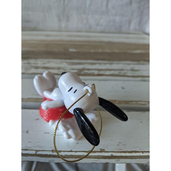 United features Snoopy dog bowl sledding ornament - Picture 4 of 7